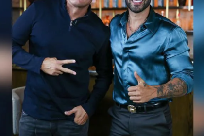 Gusttavo Lima falando com Leo Dias sobre sunga