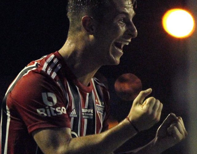ferraresi-comemorando-gol