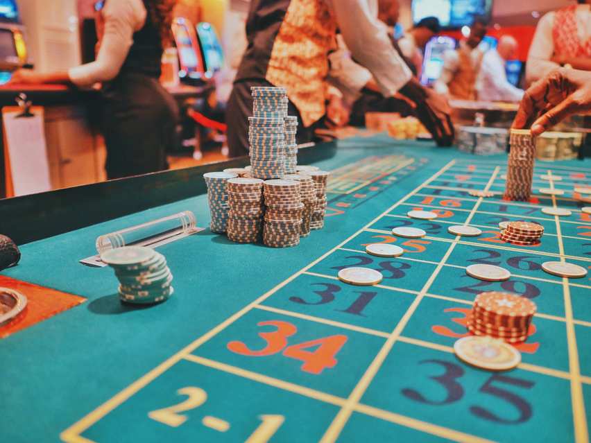 Comment les croupiers en direct ont transformé les casinos en ligne : Une révolution immersive Comment les croupiers en direct ont transformé les casinos en ligne : Une révolution immersive
